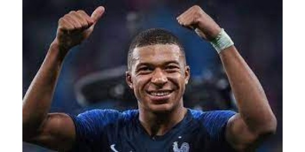 Alguém joga camisa do Real Madrid em Mbappé